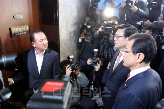 새누리당 정우택 신임 원내대표와 이현재 정책위의장이 19일 오전 취임 인사차 국회 더불어민주당 당 대표실을 찾았으나 거부당하고 있다. 유동일기자 eddieyou@